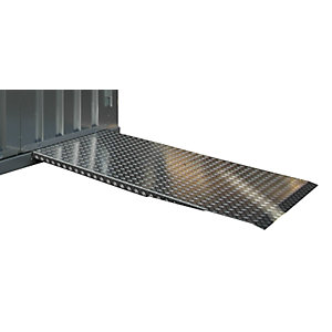 Auffahrrampe, aus rutschfestem Aluminium-Duettblech, BxT 870 x 1465 mm.