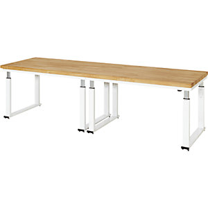 Arbeitstisch, elektrisch höhenverstellbar, Höhe 740 - 1140 mm, Buchenplatte massiv, BxT 3000 x 900 mm.